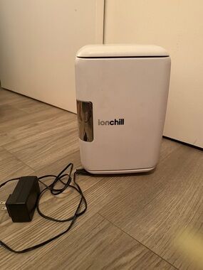 Ionchill mini fridge AC/DC portable mini fridge for skincare or beverages